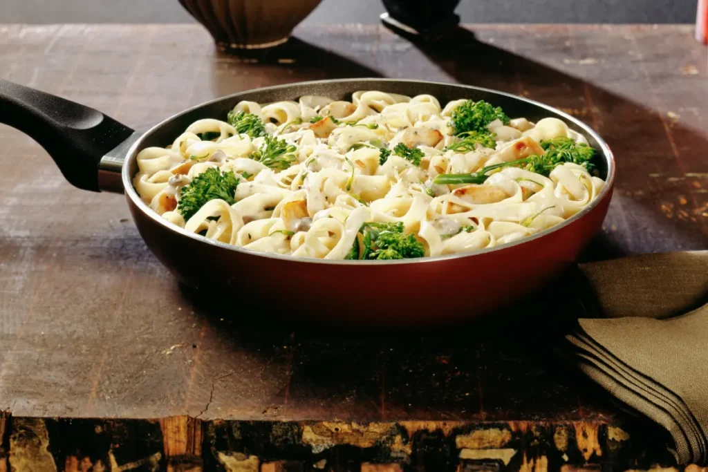 Discover our Broccoli Alfredo Pasta recipe: a perfect blend of creamy sauce, nutritious broccoli, and pasta for a delicious, healthy meal.