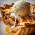 Cinnamon Apple Pie à la Mode