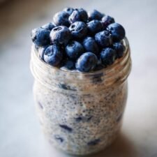Make 320-Calorie Blueberry Protein Overnight Oats for Blissful Mornings