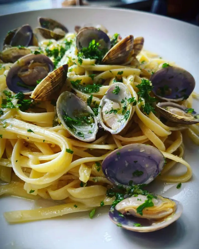 25-Minute Clam Linguine: A Garlicky Taste of the Sea